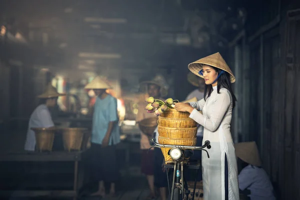 Vietnam Vackra Kvinnor Dai Vietnam Traditionell Klänning Marknaden Begreppet Porträtt — Stockfoto
