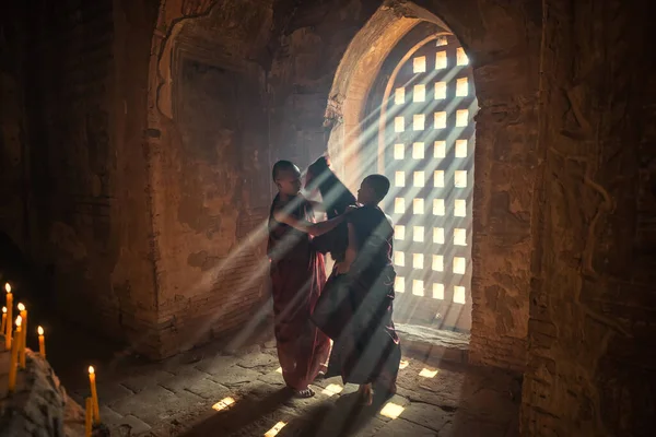 Monges Noviços Templo Antigo Bagan Myanmar Fotos De Bancos De Imagens