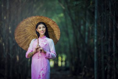 Geleneksel Vietnamlı kız portresi, Ao dai Vietnam 'daki kadınlar için ünlü bir geleneksel kostümdür.