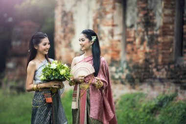 Tipik (geleneksel) Tayland elbisesi giyen Asyalı kadın, Tayland kimlik kültürü