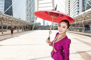 Güzel Asyalı kadın Bangkok, Tayland 'da seyahat ediyor.