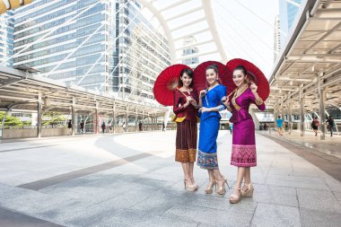 Güzel Asyalı kadın Bangkok, Tayland 'da seyahat ediyor.