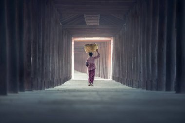 Myanmar, Myanmar 'ın kuzey bölgesinde, kafasında sepetlerle yürüyen bir kadın.