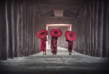 Üç Budist çaylağın arka tarafı pagoda, Myanmar 'da yürüyor.