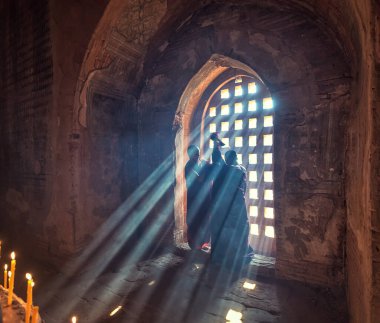 Eski tapınaktaki rahipler, Bagan Myanmar