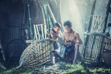 Tayland 'da baba ve oğul el yapımı sepet bambu ya da balıkçılık malzemeleri yapıyorlar. Yerel yaşam ülkesi Tayland