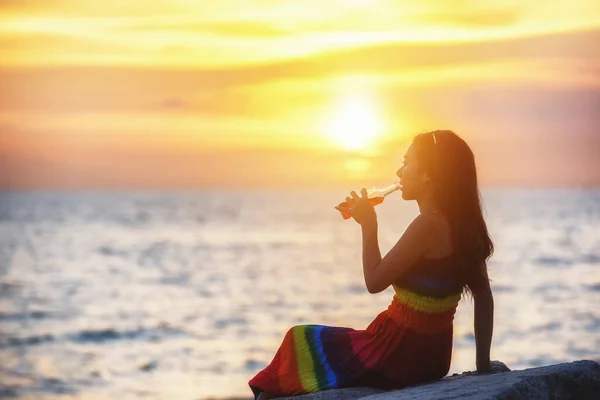 Ung Asiatisk Kvinna Njuter Flaska Rött Vin Stranden — Stockfoto