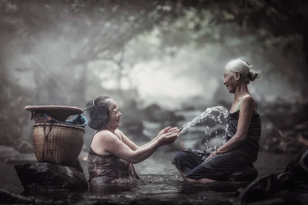 Mulher Asiática Velha Cascata — Fotografia de Stock