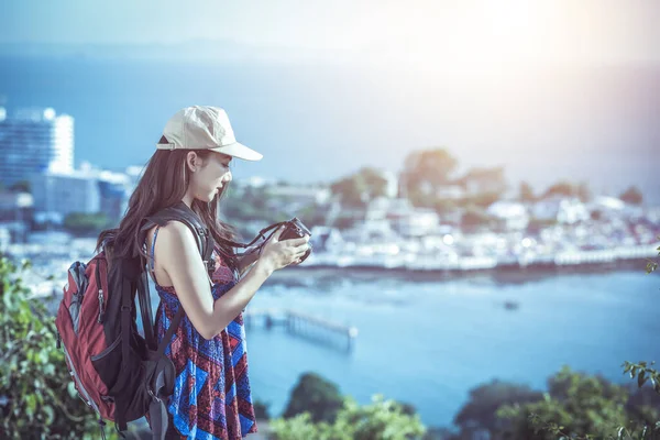 Hermosa Joven Con Fotógrafo Pelo Largo Toma Una Foto Paisaje — Foto de Stock