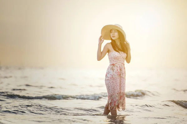 Gelukkig Zorgeloze Vrouw Genieten Van Mooie Zonsondergang Het Strand — Stockfoto