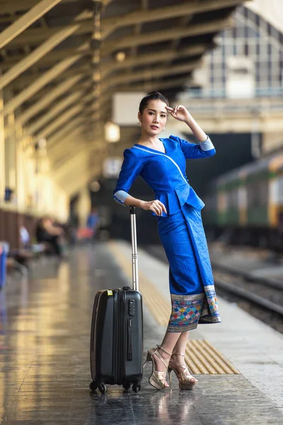 Путешественница Идет Пешком Ждет Поезд Железнодорожной Платформе — стоковое фото