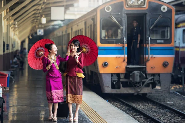 Resenär Flicka Promenader Och Väntar Tåg Järnvägsplattform — Stockfoto
