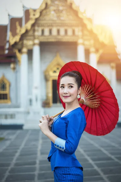 Kvinna Turist Med Röd Traditionell Thailändsk Paraply Wat Benchamabophit Marmor — Stockfoto