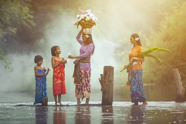 亚洲妇女和儿童泰国传统文化 泰国农村小桥上的妇女肖像画和花篮 — 图库照片