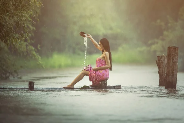 Aziatische Sexy Vrouwen Baden Regen — Stockfoto