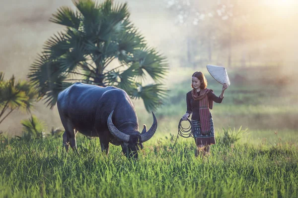 Portret Młodej Tajskiej Farmerki Bawołem Tajlandia — Zdjęcie stockowe