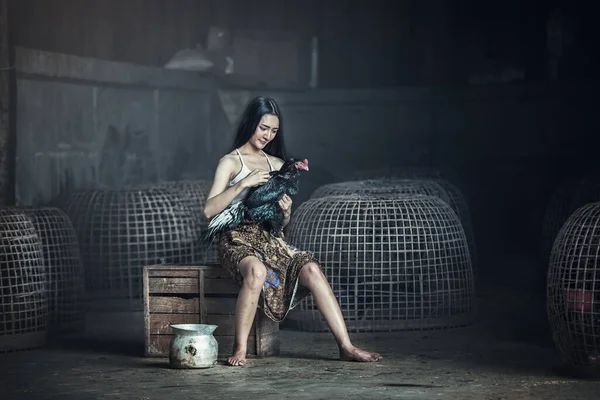 泰国当地妇女与斗鸡 — 图库照片