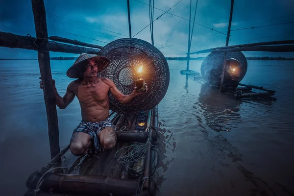 Pêcheur Asiatique Tenant Une Lanterne Sur Son Bateau Attendant Pêcher — Photo