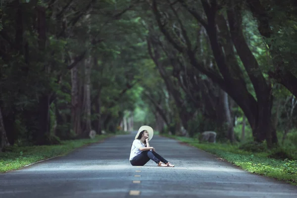 Donna Seduta Nella Foresta Profonda Strada — Foto Stock