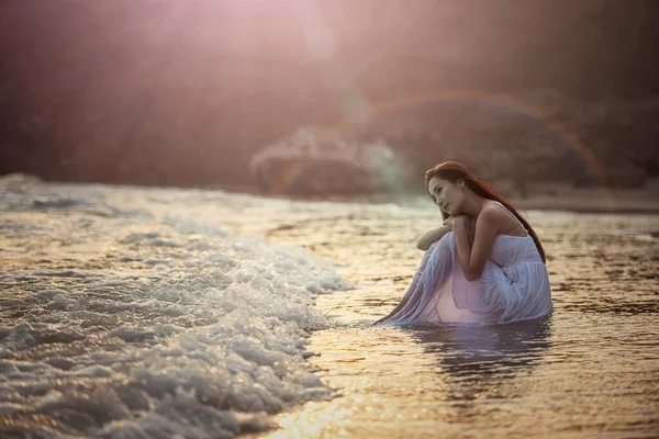 Одинокая Молодая Женщина Пляже — стоковое фото