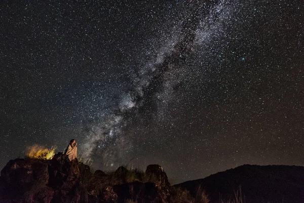 Woman Sits Stone Ledge Looking Night Sky Stars Milky Way — Stock Photo, Image