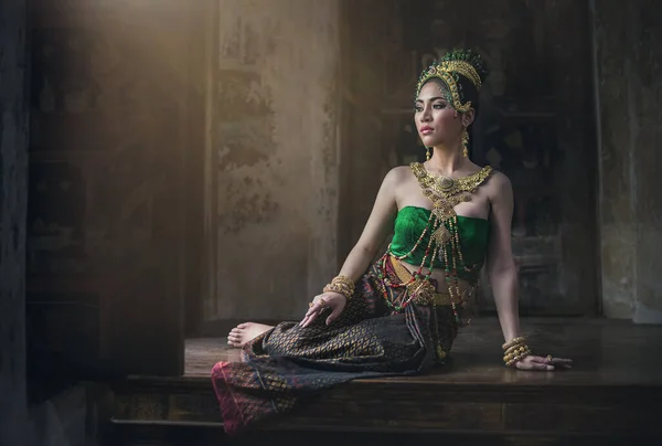 Femme Asiatique Vêtue Une Robe Thaïlandaise Typique Traditionnelle Tenue Thaïlandaise — Photo