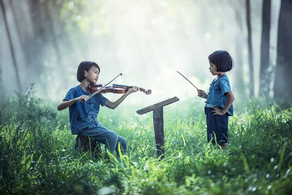 Pequeño Niño Asiático Tocando Violín Aire Libre Imagen de archivo