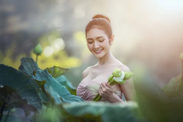 Mujer Asiática Cosecha Flor Loto Jardín Tailandia Fotos de stock