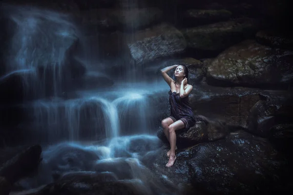 Retrato Natural Jovem Mulher Bonita Feliz Desfrutando Natureza Cachoeira Paraíso Fotos De Bancos De Imagens