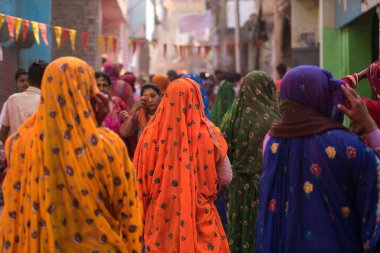 MATHURA, Hindistan - 25 Şubat 2018: Agra, Hindistan 'da renkli sari giymiş kadınlar