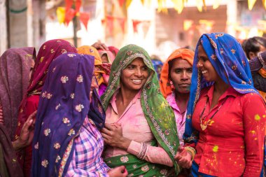 MATHURA, Hindistan - 25 Şubat 2018: Agra, Hindistan 'da renkli sari giymiş kadınlar