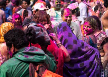 MATHURA, INDIA - 25 Şubat 2018: Erkekler geleneksel Holi Festivali sırasında selfie çeker ve renklerle eğlenir