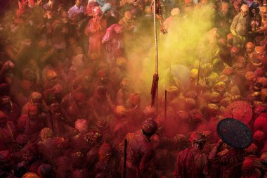 MATHURA, Hindistan - 25 Şubat 2018: Geleneksel Holi Festivali. Holi Festivali bir tür 