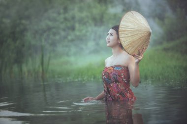 Güzel ince fitness modeli yaz zamanı Sarong giyerek derelerde seksi poz veriyor.