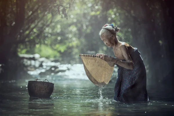Stará Asiatka Pracující Potoce Thajsko Venkov — Stock fotografie