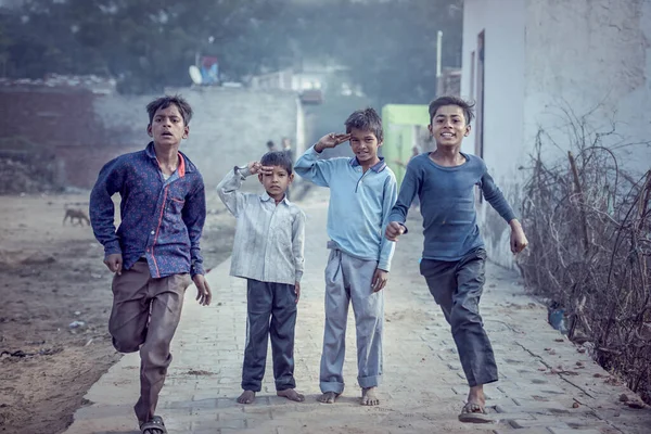 Mathura India Febrero 2018 Grupo Bulliciosos Niños Indios Corriendo Por — Foto de Stock