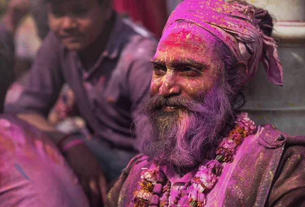 インド マトゥラ 2018年2月25日 インド マトゥラで開催されたホリ祭りの際に インドのヒンズー教徒の旅行者がカラーダンスで微笑んだ — ストック写真