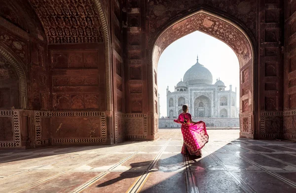 Tac Mahal, Agra, Uttar Pradesh, Hindistan 'daki kırmızı sari / sari giyen kadın.