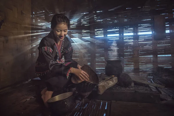 Estilo Vida Las Mujeres Asiáticas Campo Laos Mujer Está Soplando — Foto de Stock