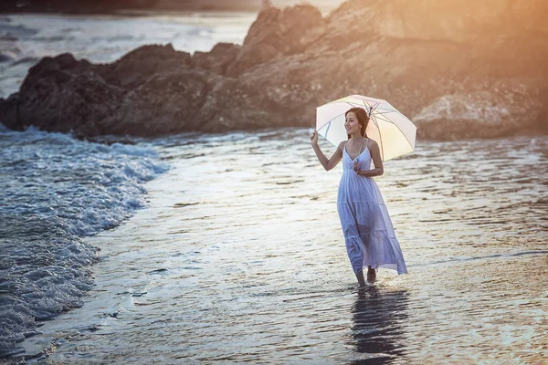 Молодая Женщина Пляже Летом — стоковое фото