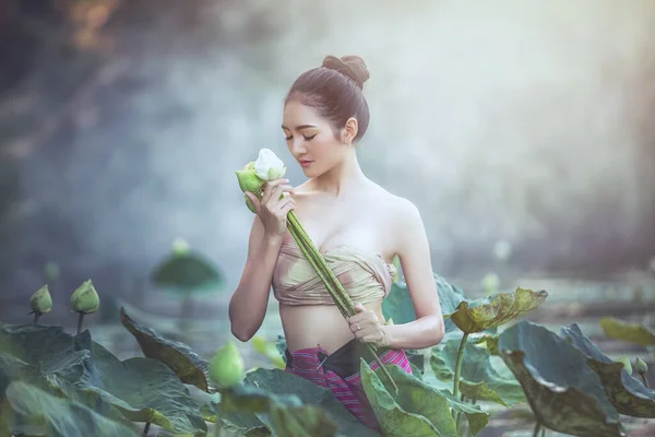 Азійка Збирає Квітку Лотоса Саду Таїланд — стокове фото
