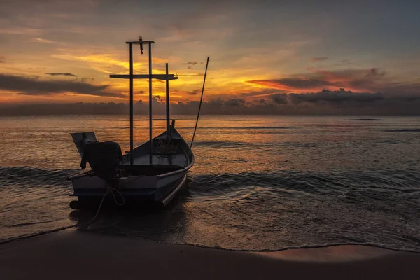 Човен Барвистим Заходом Сонця — стокове фото