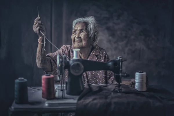 Roztomilá Devadesátiletá Seniorka Používající Šicí Stroj Rozkošné Starší Žena Šití — Stock fotografie