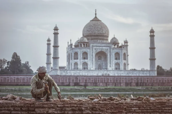 Agra Índia Fevereiro 2018 Trabalhadores Reparando Manualmente Exterior Taj Mahal — Fotografia de Stock
