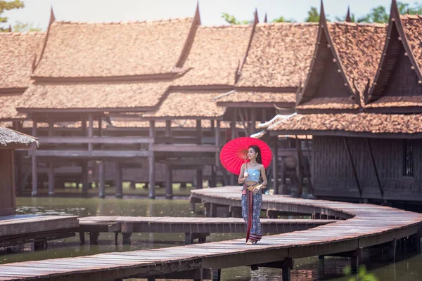 Schöne Thailänderin Traditioneller Thailändischer Kleidung — Stockfoto