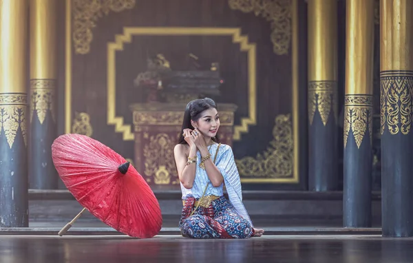 Schöne Thailänderin Traditioneller Thailändischer Kleidung — Stockfoto