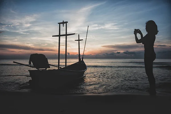 Mulher Turista Ilha Praia Tirando Foto Pôr Sol Com Smartphone Fotos De Bancos De Imagens