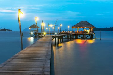Cennet. Tatil ve Turizm Konsepti. Tropik tatil köyü. Jetty Koh Mak Adası, Trad, Tayland