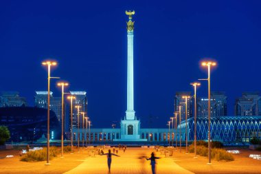 Kazak Yeli Anıtı, üzerinde altın bir kartal var. Kazakistan halkının Nur-Sultan 'daki tarihi kaderini simgeliyor.