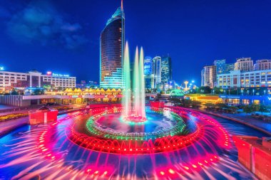 Astana, Kazakistan, şehrin gece manzarası Kazakistan 'ın başkenti olarak 20. yıldönümünü kutlamak için aydınlandı